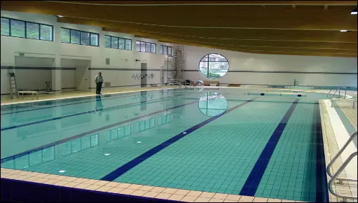 Minorenne muore in piscina