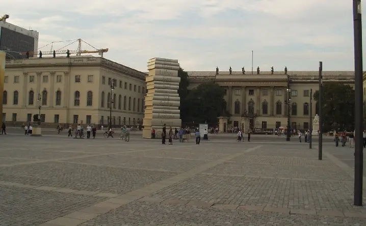 Berlino si incontra a Bebelplatz in difesa della libertà di informazione