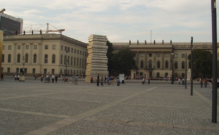 Berlino si incontra a Bebelplatz in difesa della libertà di informazione