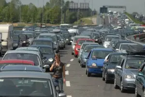 Esodo: code e rallentamenti sulle autostrade, in molti scelgono il treno