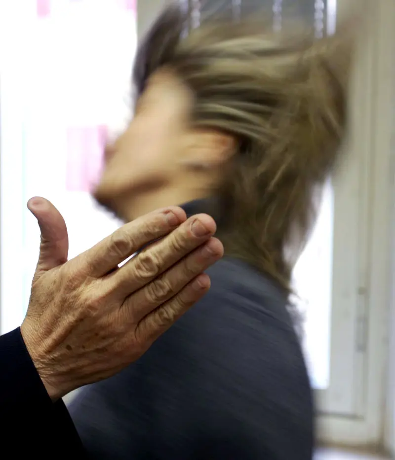 La invita a cena e tenta di violentarla
