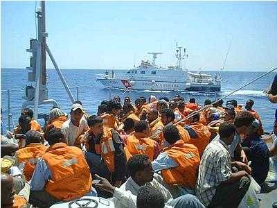 Barca a vela con 60 clandestini afgani sbarca a Otranto