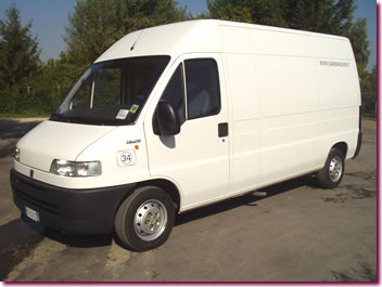 Scontro furgone-moto: il conducente si dà alla fuga