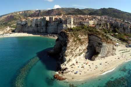 Tropea, rissa davanti un bar: 2 arresti