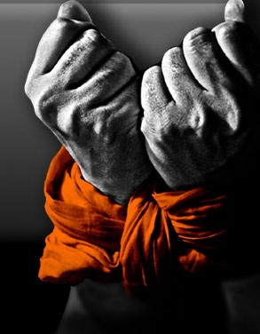 Simula il suo sequestro per estorcere denaro ai genitori