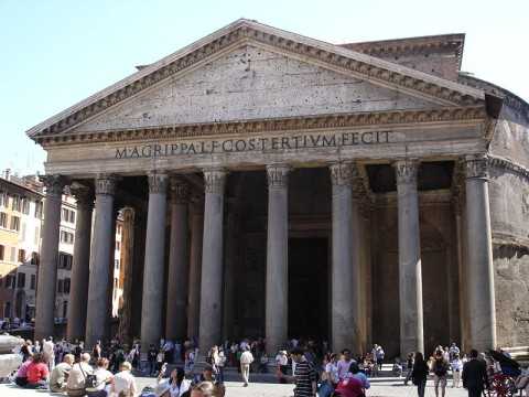 Roma: uomo nudo al Pantheon tra lo stupore dei turisti [video]