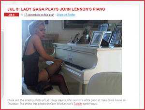 Lady Gaga suona il pianoforte di Lennon semi-nuda: fan dei Beatles inferociti