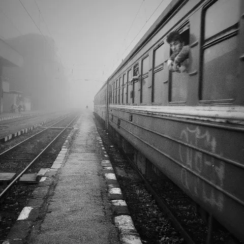 Scaglia un seggiolino dal treno in corsa: ferito un turista