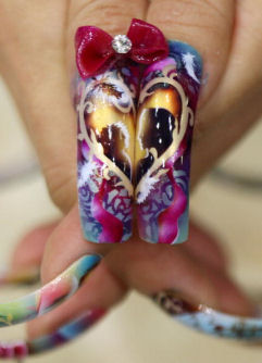Milano, gara per le unghie piu' belle e decorate