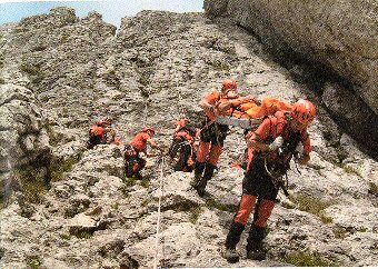 Tragedia in Toscana, anziani cercatori funghi fanno un volo di 100 metri