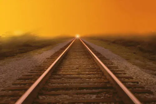 Ubriaco si addormenta sui binari del treno