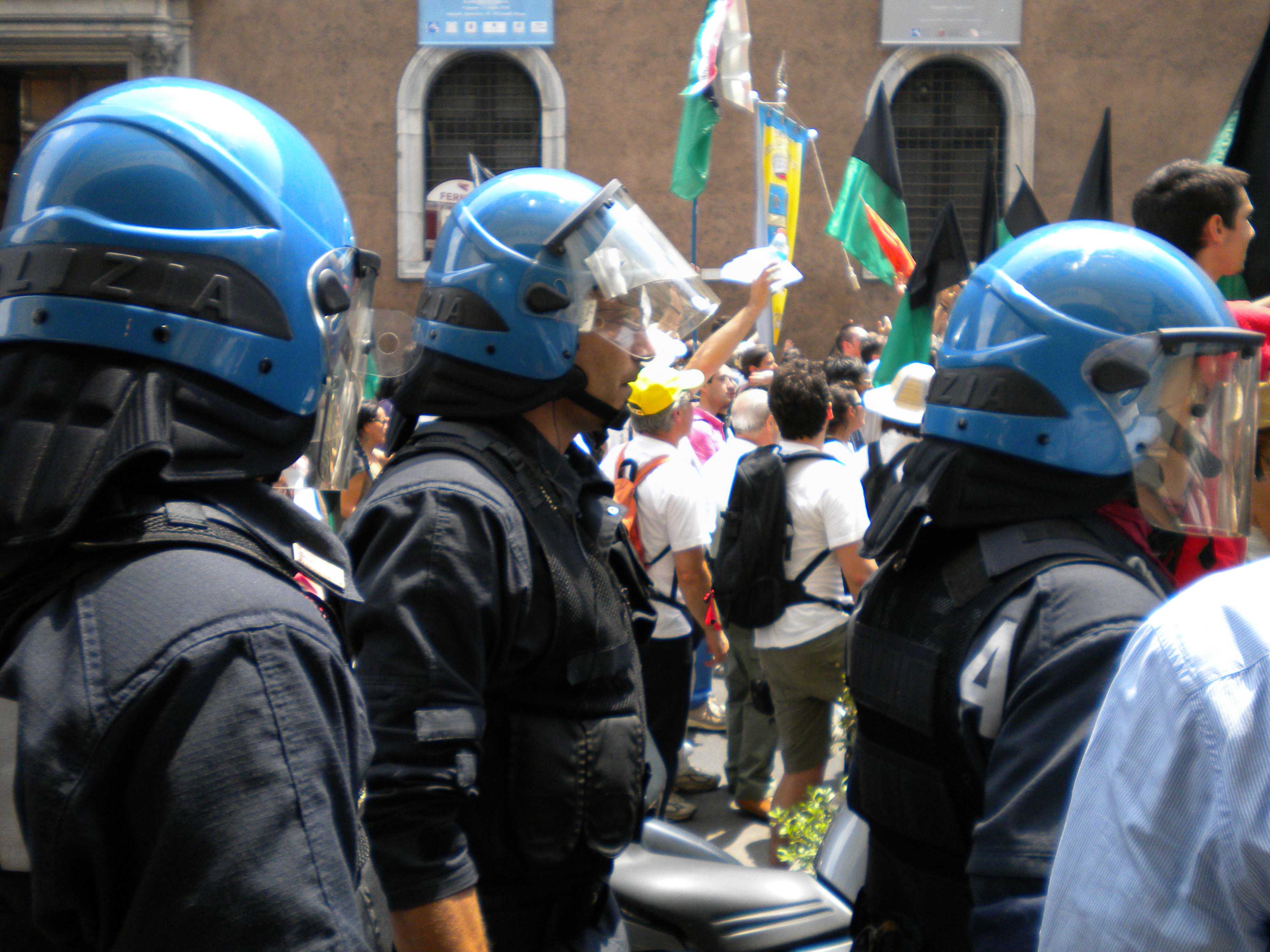 Manifestazione terremoto L'Aquila: tafferugli con la polizia