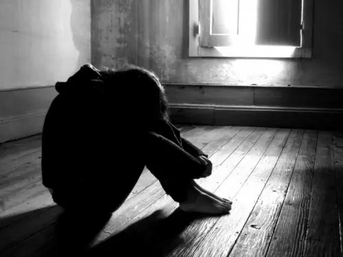 Torna a piede libero e continua a perseguitare l'ex