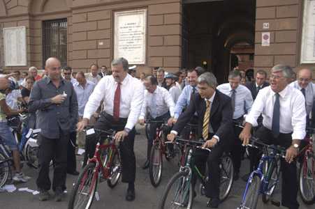 Contro la crisi, a Bari assessori in bicicletta
