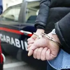 Rapina offerte della chiesa e picchia parroco con un pugno