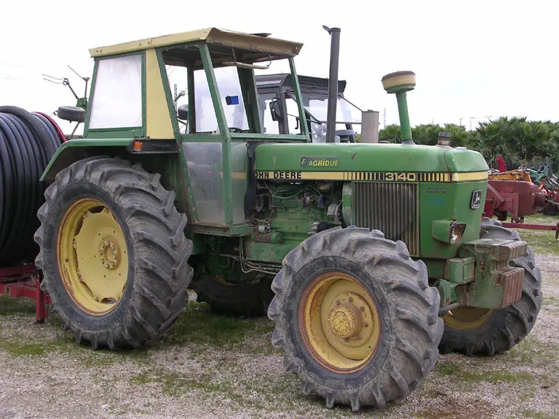 Agricoltore muore travolto da un trattore