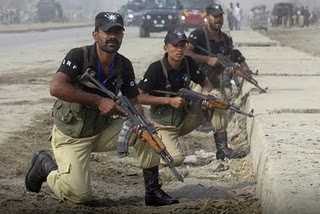 Pakistan: forze di sicurezza attaccano militanti fondamentalisti, 23 morti