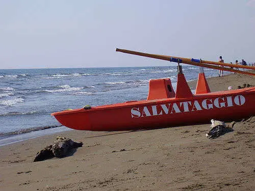 Pensionato sessantenne muore in mare a Ischia