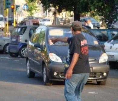 Napoli: due parcheggiatori abusivi arrestati, uno morde un agente