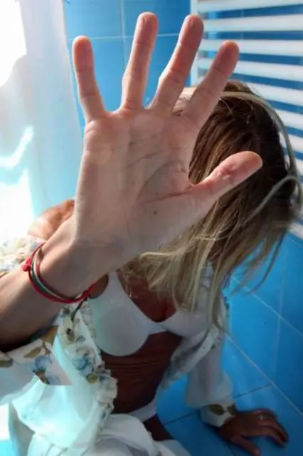 Abusa della figlia adottiva per 5 anni