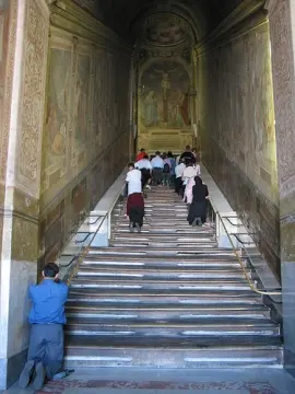 Scritte contro il Papa: imbrattata scala santa