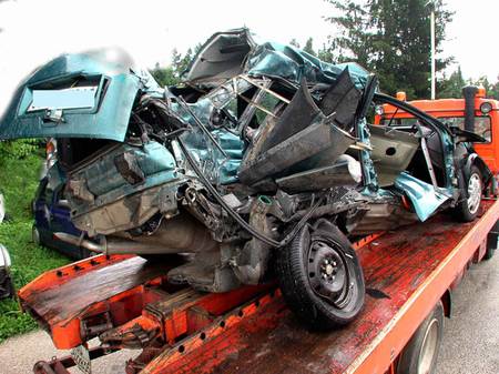 Cagliari: auto finisce in una scarpata, muore 19enne