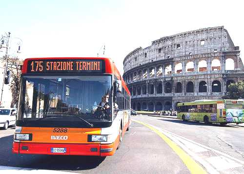 Autobus prende fuoco sul raccordo anulare