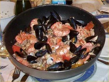 Cena a base di pesce: cento intossicati