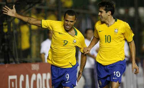 Juan, Luis Fabiano, Robinho e  il Brasile vola ai quarti