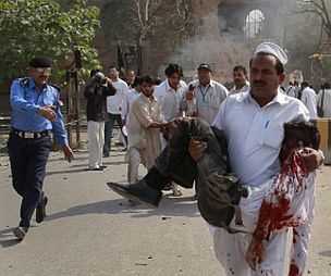 Pakistan: esplode un camion, 13 morti e 30 feriti