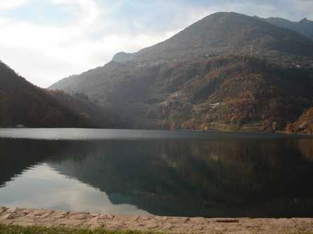 Brescia: 20enne si tuffa nel lago e muore
