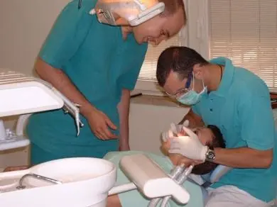 Muore sotto i ferri del dentista uomo di 38 anni