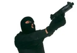 Ferito un pakistano durante una rapina