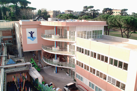 Roma: tenta di soffocare la figlia in ospedale