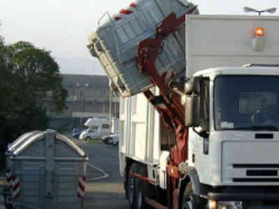 Napoli, strade ancora sommerse di rifiuti: non parte la raccolta