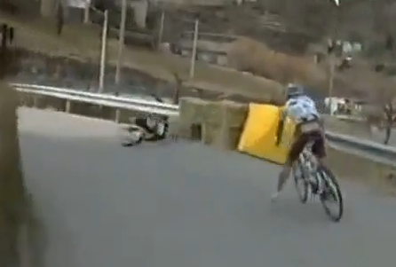 Ciclista di 50 anni cade rovinosamente durante la gara, e' grave