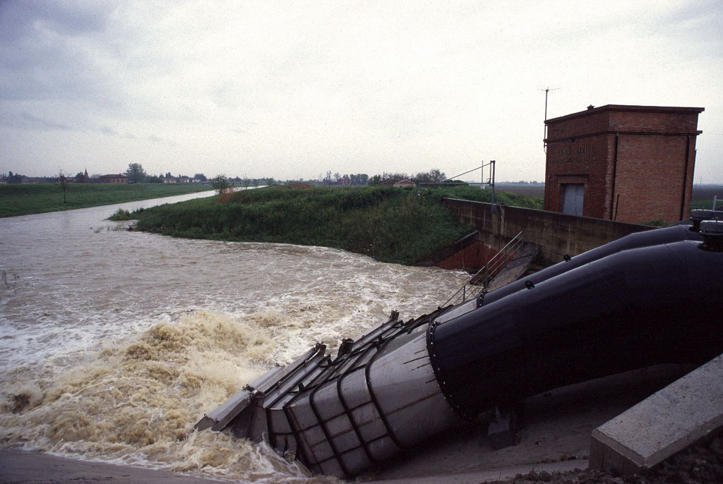 Risucchiato da idrovora mentre raccoglie frutti di mare
