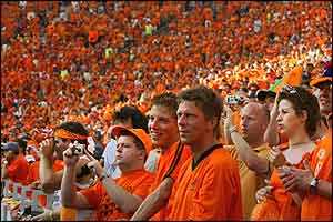 Tifose olandesi accompagnate fuori dallo stadio, facevano pubblicità occulta