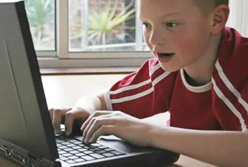 Vietare il pc ai bambini sotto i 9 anni