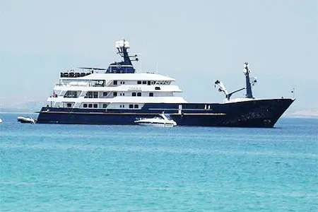 Dopo il sequestro dello yacht, protesta l'equipaggio di Briatore: "Vogliamo il nostro lavoro"
