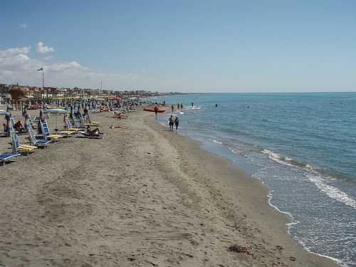 Ostia, bambina down allontanata dalla spiaggia