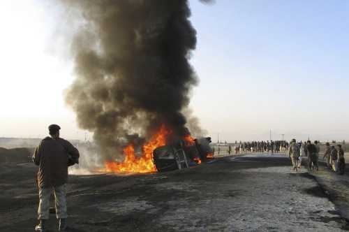 Pakistan, talebani incendiano convoglio rifornimenti Nato. Sette morti