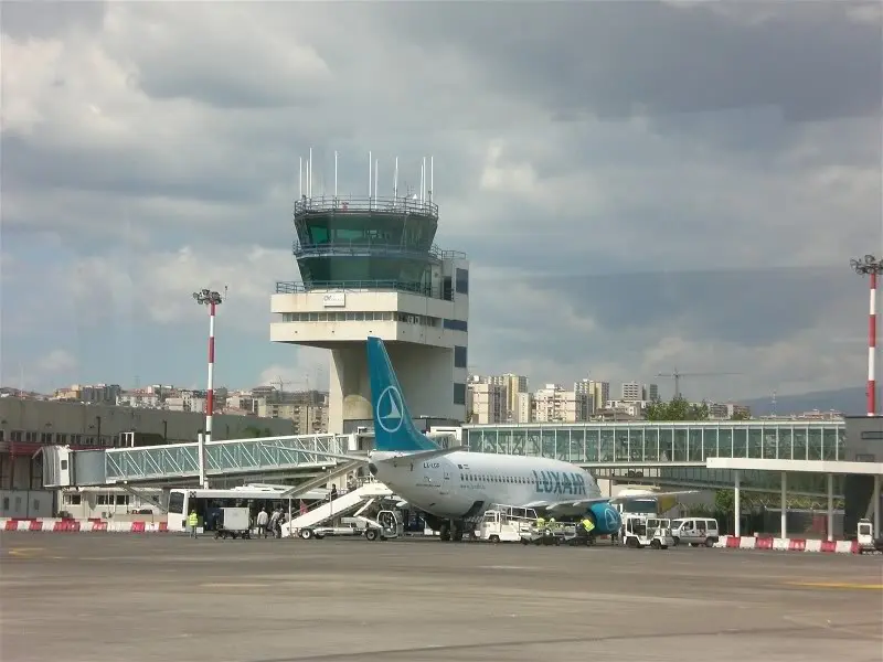 Deve scendere dall'aereo perché puzza