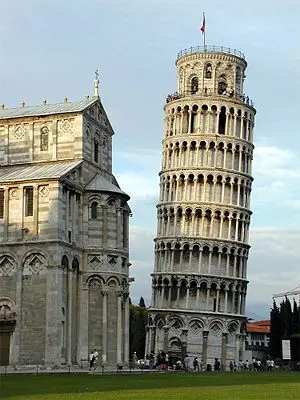 Torre di Pisa: Donna si butta dal settimo anello