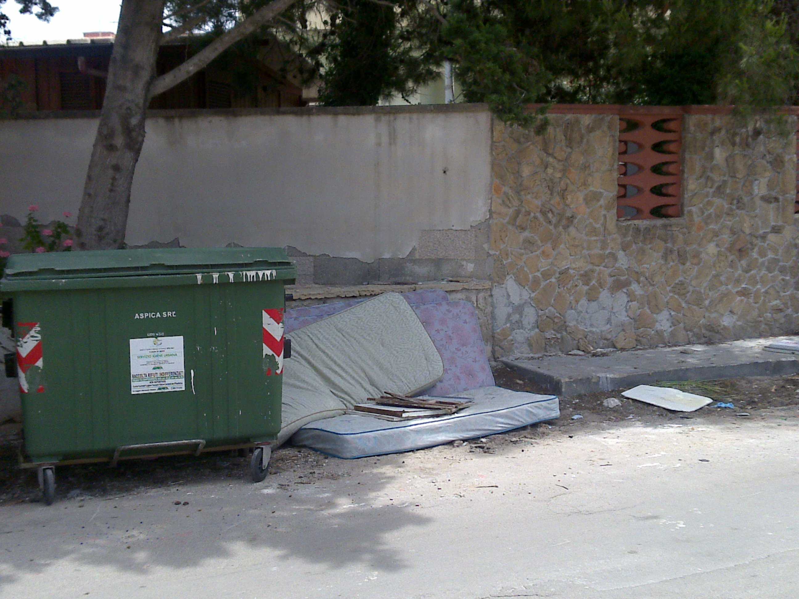 Emergenza rifiuti: materassi abbandonati vicino ai contenitori destinati a residui solidi urbani