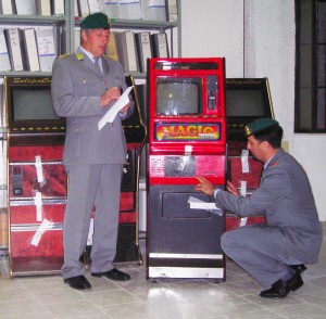 Scoperta bisca clandestina dopo la denuncia di una moglie disperata