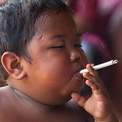 Indonesia: Ardi Rizal, il bambino col vizio del fumo