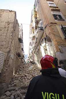 Crolla palazzo a Torre del Greco: bloccata linea ferroviaria