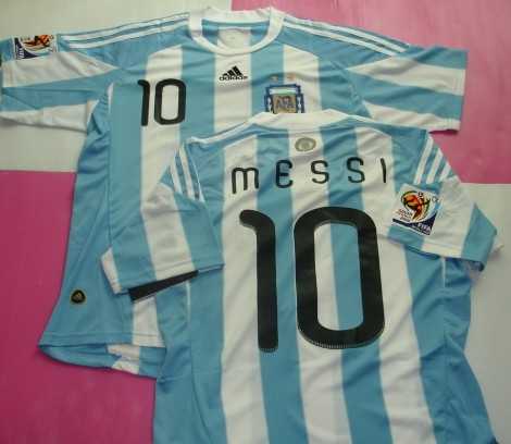 Maradona: "Messi è il numero uno al mondo. Indosserà la mia maglia"