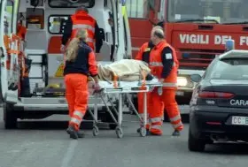 Cinque ragazzi su una minicar finiscono fuori strada